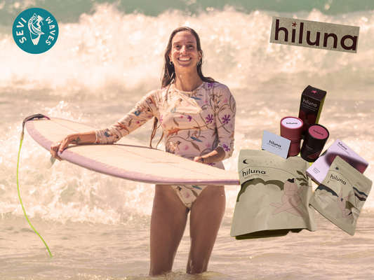 γυναίκα στην παραλία με μαγιό Sevi Waves που προωθεί γυναικεία δύναμη και ελευθερία