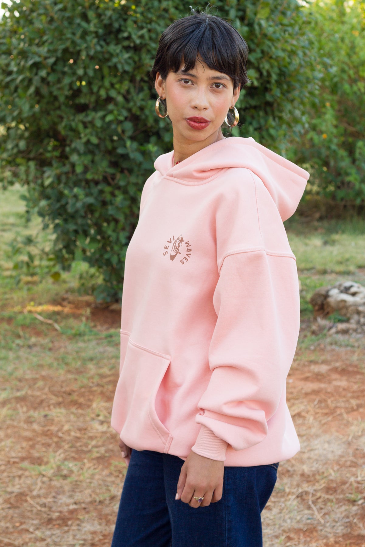 Oversized salmon crewneck with a vintage beach-inspired palms and shells design.
