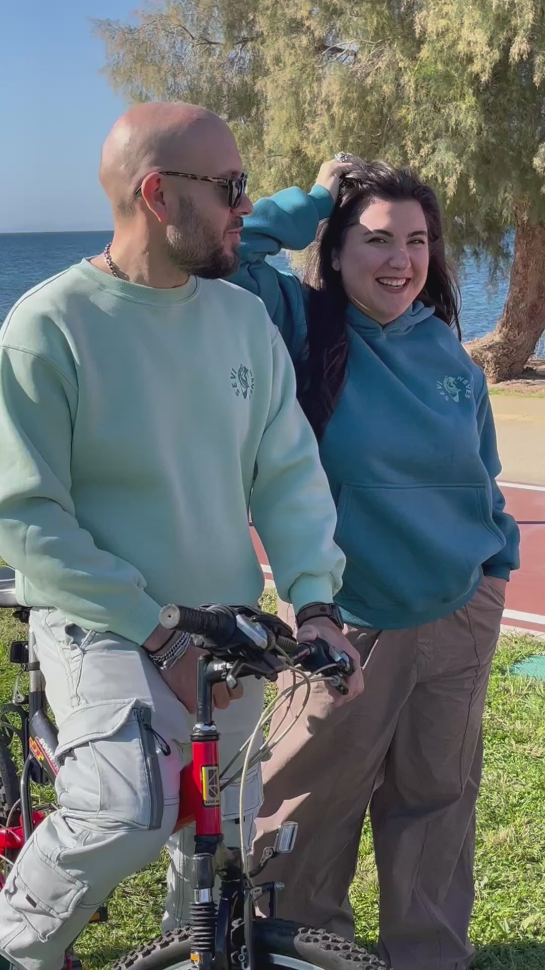 Φόρτωση βίντεο: Friends wearing the new Sevi Waves streetwear collection, hanging out together in a relaxed surf and skate-inspired urban setting.
